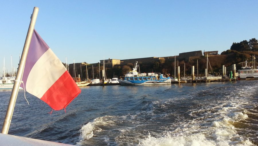 Blick auf den kleinen Hafen von Pen Mané in Locmiquélic