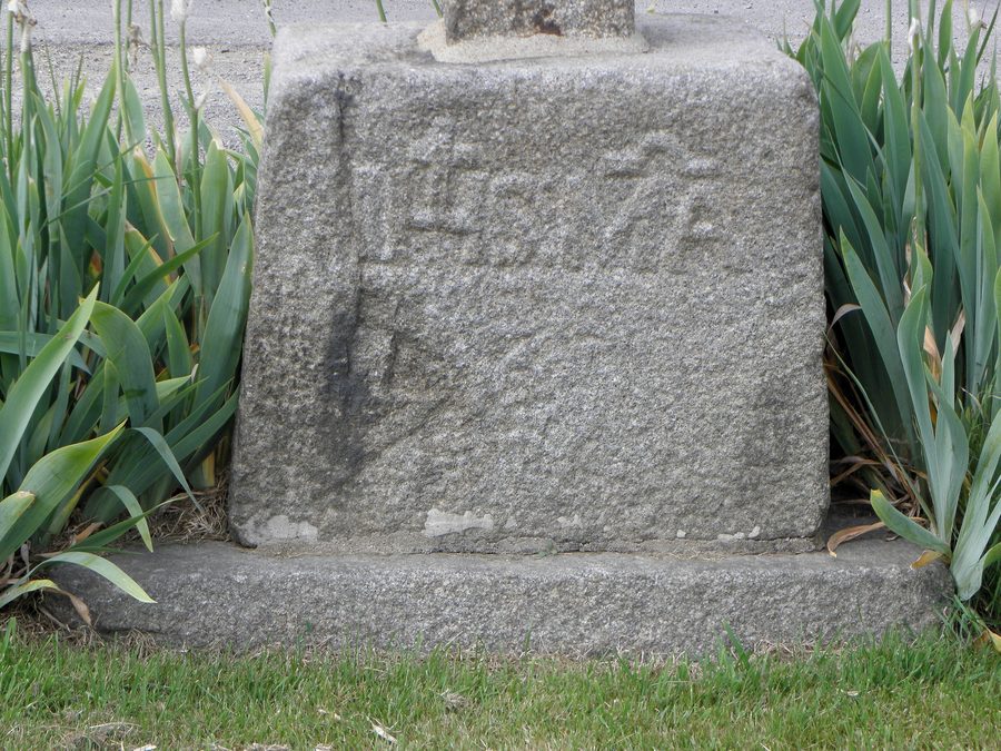 Croix Daveux en granit à Roz-Landrieux, vue de face avec son socle et ses monogrammes