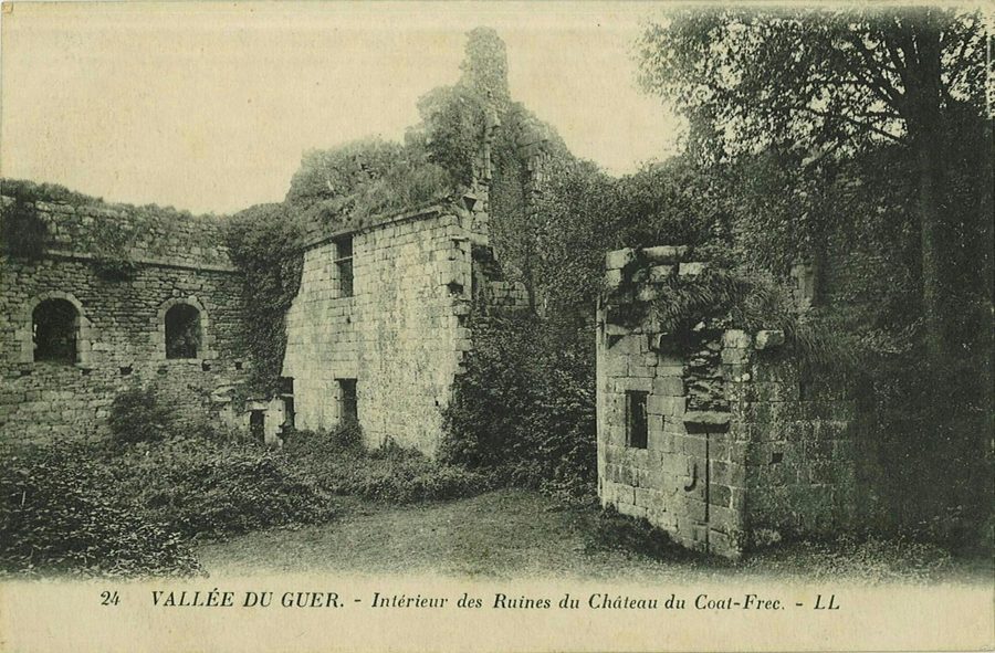 Intérieur des ruines du château de Coat-Frec dans la vallée du Léguer à Ploubezre