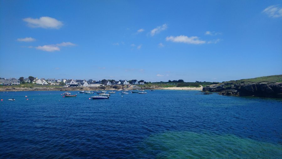 Port-Blanc in Kerroch bei Ploemeur mit Küste und kleinen Booten