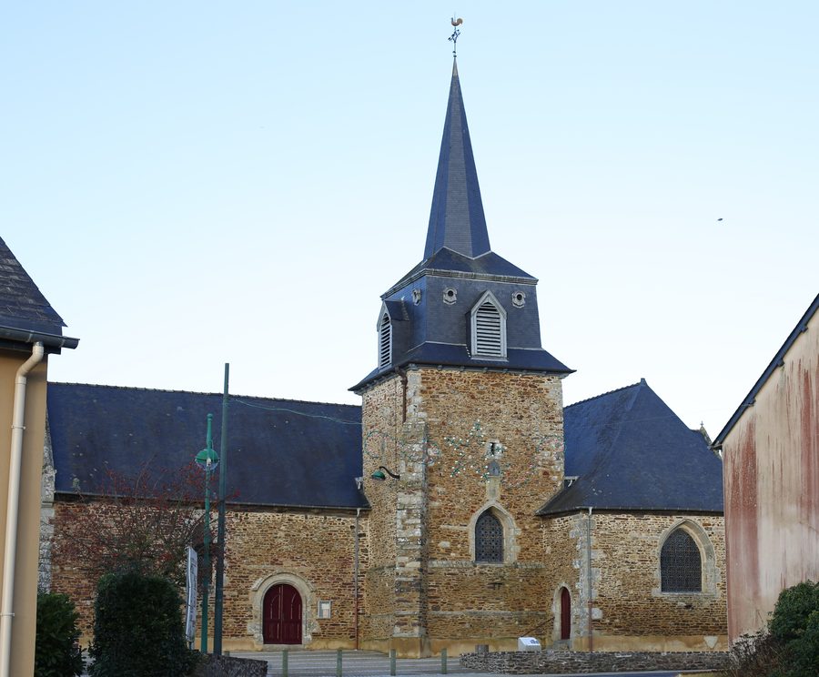 Außenansicht der ehemaligen Prioratskirche Saint-Onen in Saint-Onen-la-Chapelle
