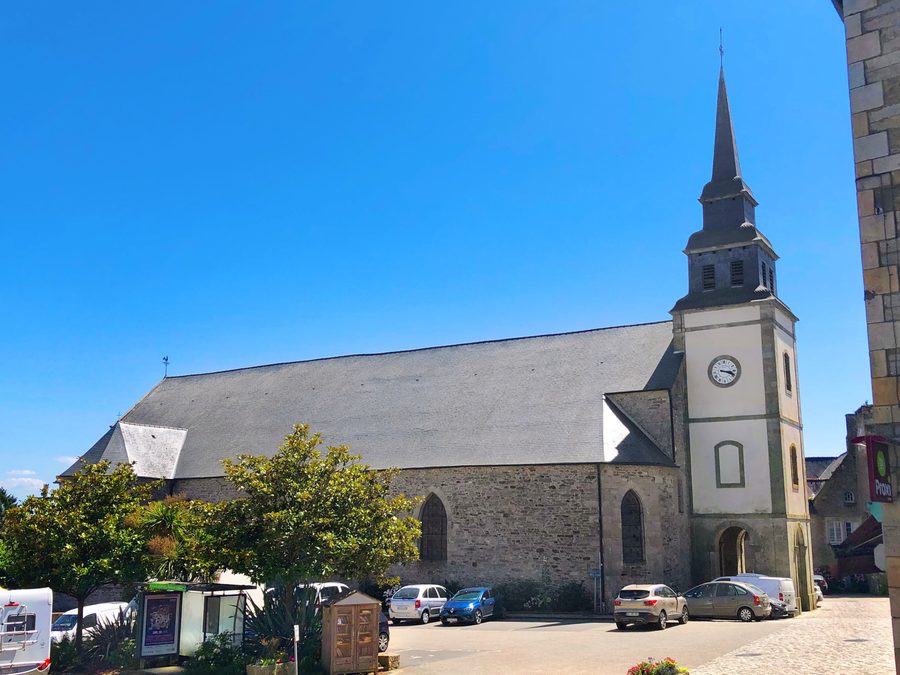 Église Saint-Pierre und Kirchenplatz in Corseul, Côtes-d’Armor, Bretagne