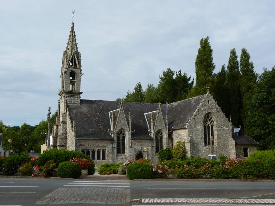 Église Saint-Juvénal du Moustoir, église du XVIe siècle avec ossuaire