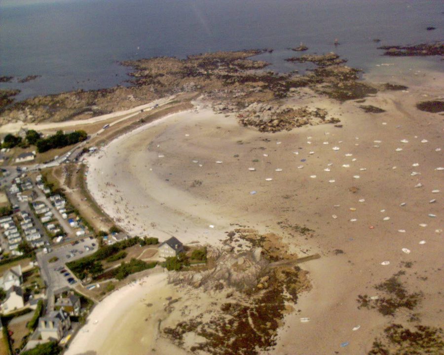 Anse de Pontusval bei Brignogan-Plages bei Ebbe aus der Luft, mit Strand, Granitfelsen und gegliederter Küste