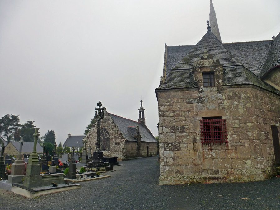 Außenansicht der Kirche Sainte-Nonne in Dirinon