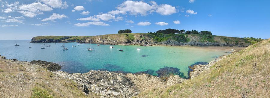 Plage et port de Kérel à Bangor, avec la Pointe de Bornor et l’entrée de Porh Roder en arrière-plan.