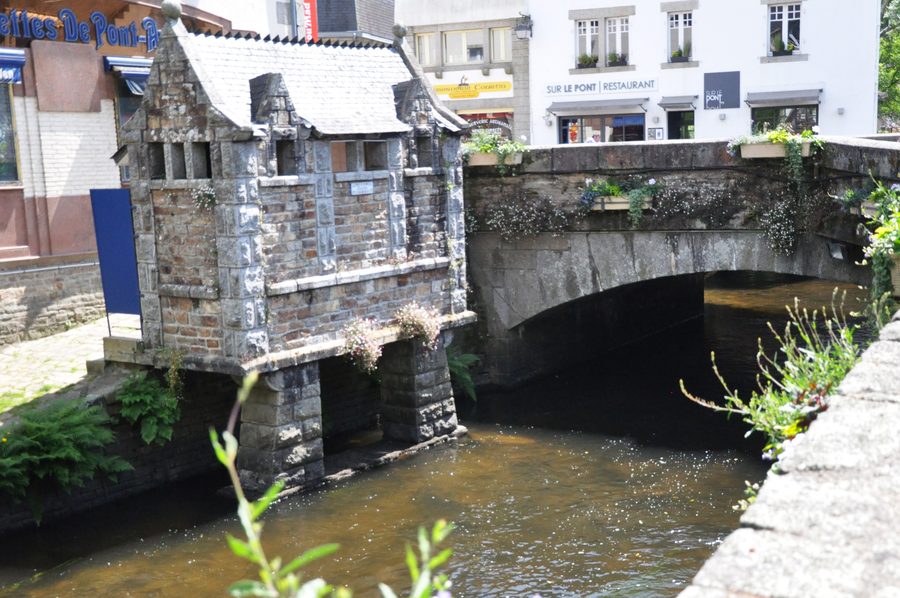 Pont-Aven in der Bretagne mit dem Fluss Aven und historischer Bebauung