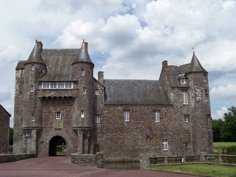 Château de Trécesson bei Campénéac mit Wasserfläche im Vordergrund
