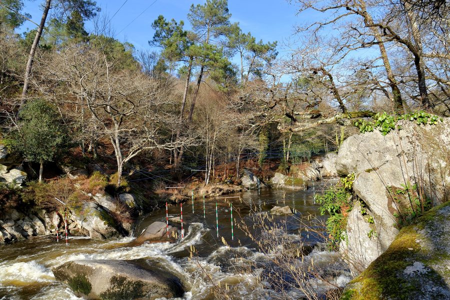 Der Fluss Ellé an den Roches du Diable nahe Locunolé, umgeben von Granitfelsen.
