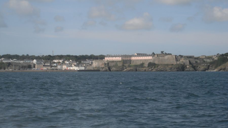 Le Palais vu depuis la mer, avec l’avant-port et la citadelle Vauban