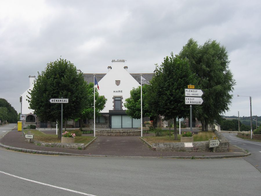 Mairie de Hénanbihen dans les Côtes-d'Armor, en Bretagne