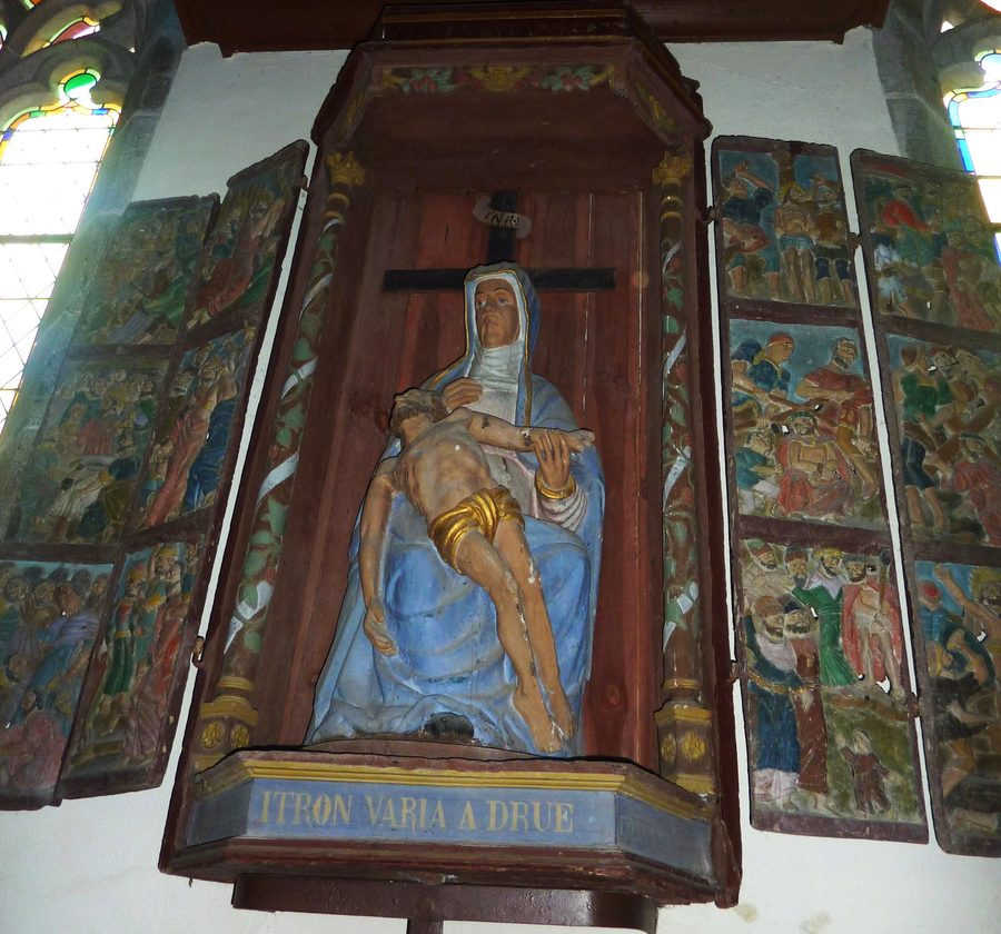 Retabel im Inneren der Kirche Saint-Pierre in Plouyé