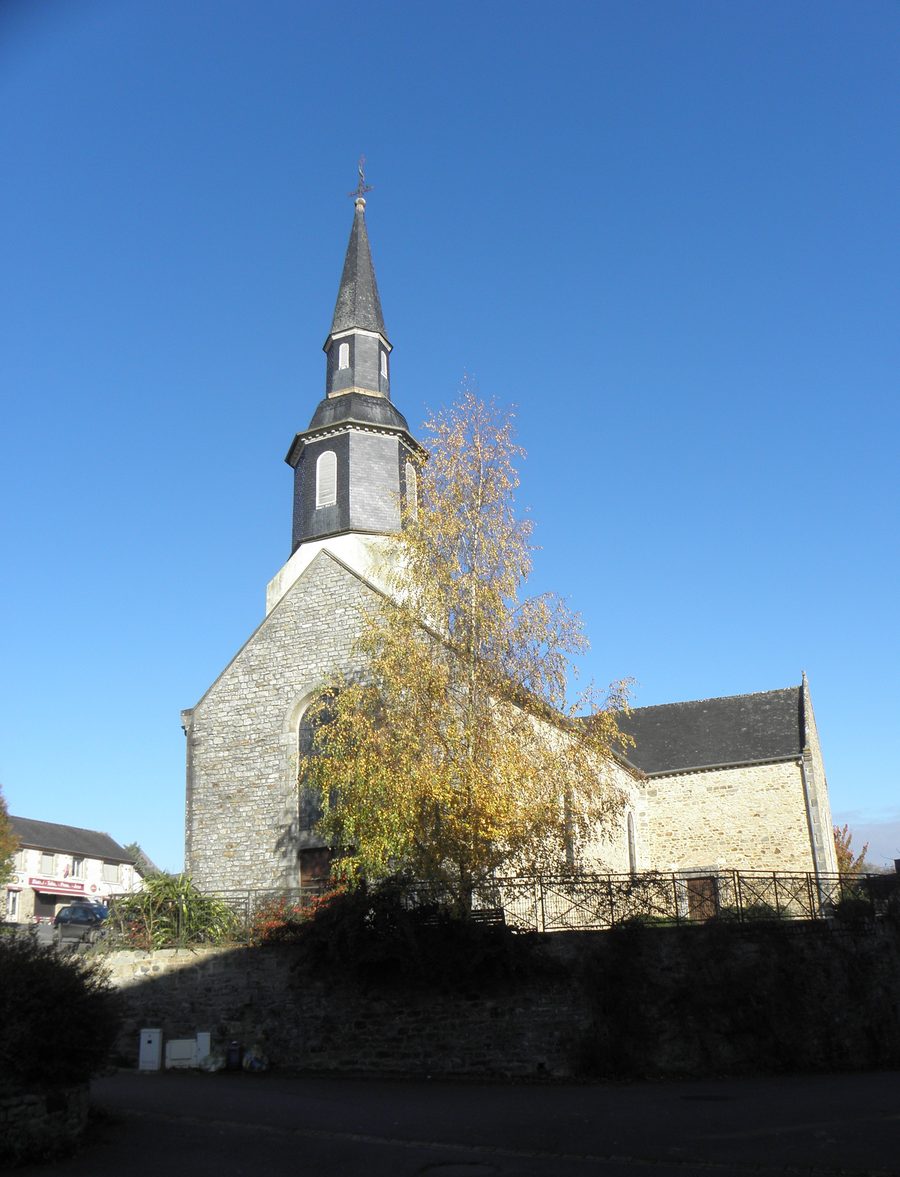 Westfassade der Église Saint-Sulpice in Montreuil-le-Gast