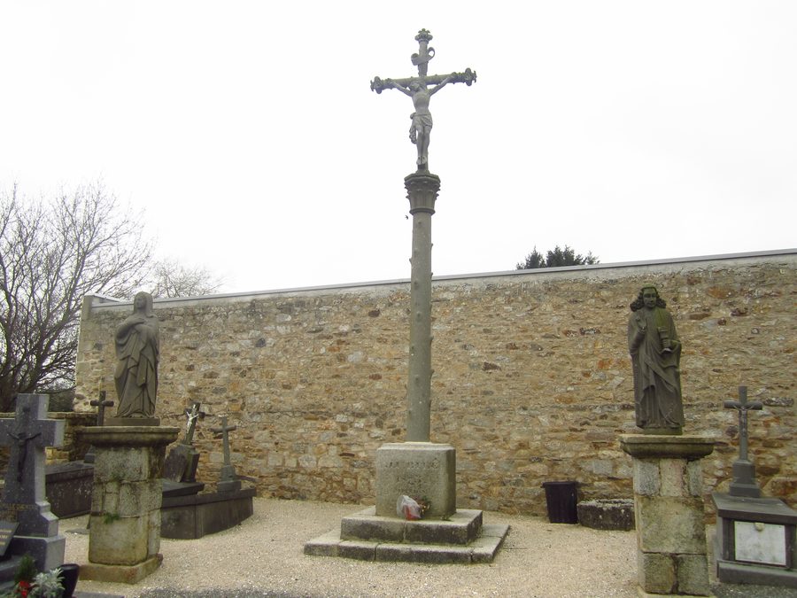 Außenansicht der Kirche Saint-Pierre in Plougar im Finistère