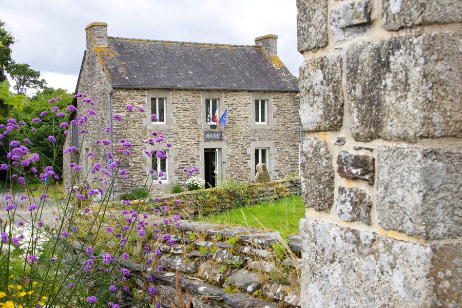 Mairie de Saint-Igeaux en été 2023