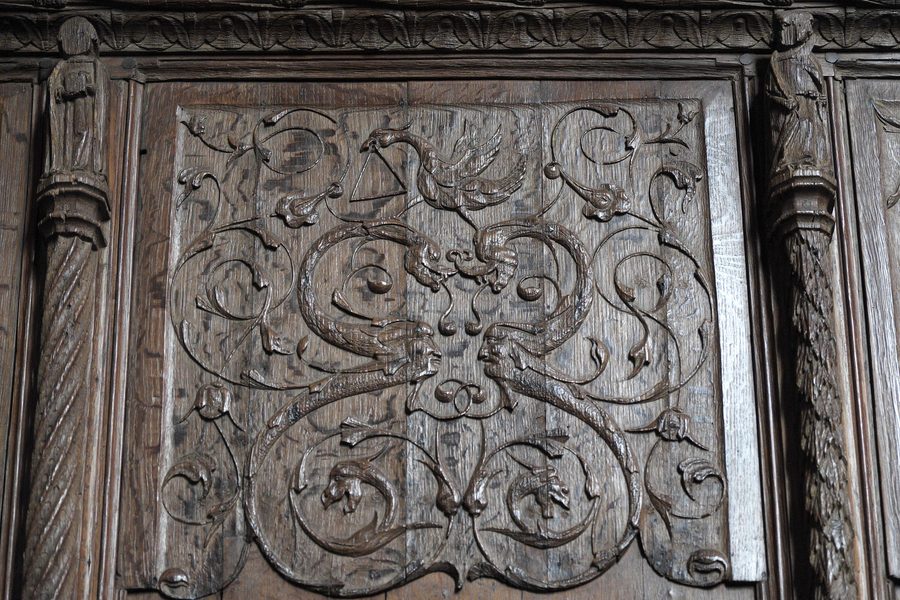 Relief an der Rückwand des Chorgestühls in der Basilika Notre-Dame-de-l'Assomption in La Guerche-de-Bretagne