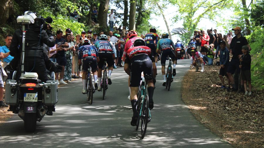 Montée de la vallée verte à Jugon-les-Lacs lors de la septième étape du Tour de Bretagne 2025