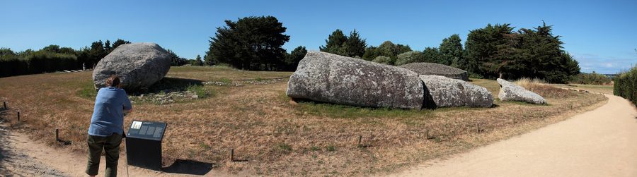 Megalithensemble von Locmariaquer mit dem zerbrochenen Grand Menhir brisé, der Table des Marchands und dem Tumulus d’Er Grah
