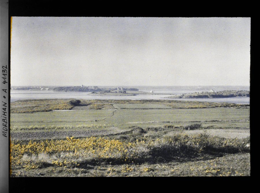 Blick auf den Golf von Morbihan mit Inseln und Küstenlandschaft bei Arzon