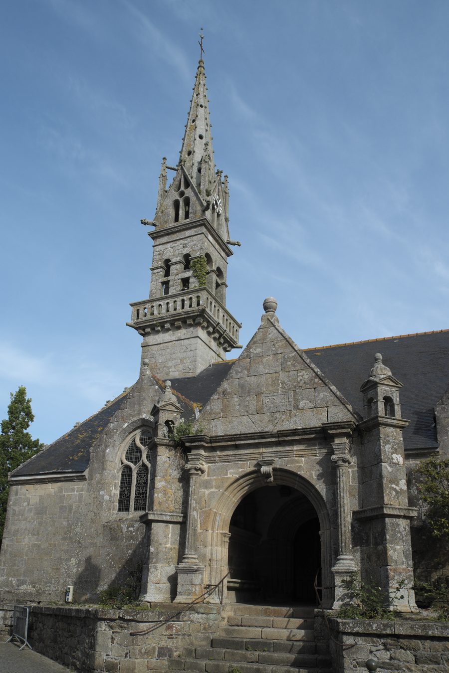 Kirche Saint-Mahouarn mit Glockenturm und südlicher Vorhalle in Plomodiern im Département Finistère