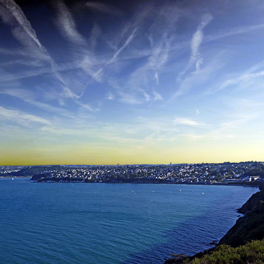 Vue sur la baie de Saint-Brieuc depuis la pointe du Roselier à Plérin, avec la plage de Saint-Laurent