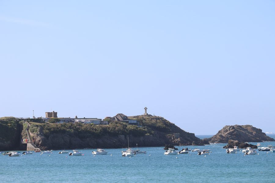 Pointe du Décollé und Küste von Saint-Lunaire, vom großen Strand aus gesehen