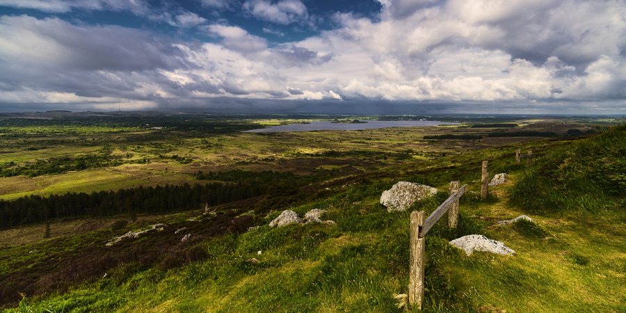 Landschaft der Monts d’Arrée und der See von Brennilis, gesehen vom Mont Saint-Michel de Brasparts