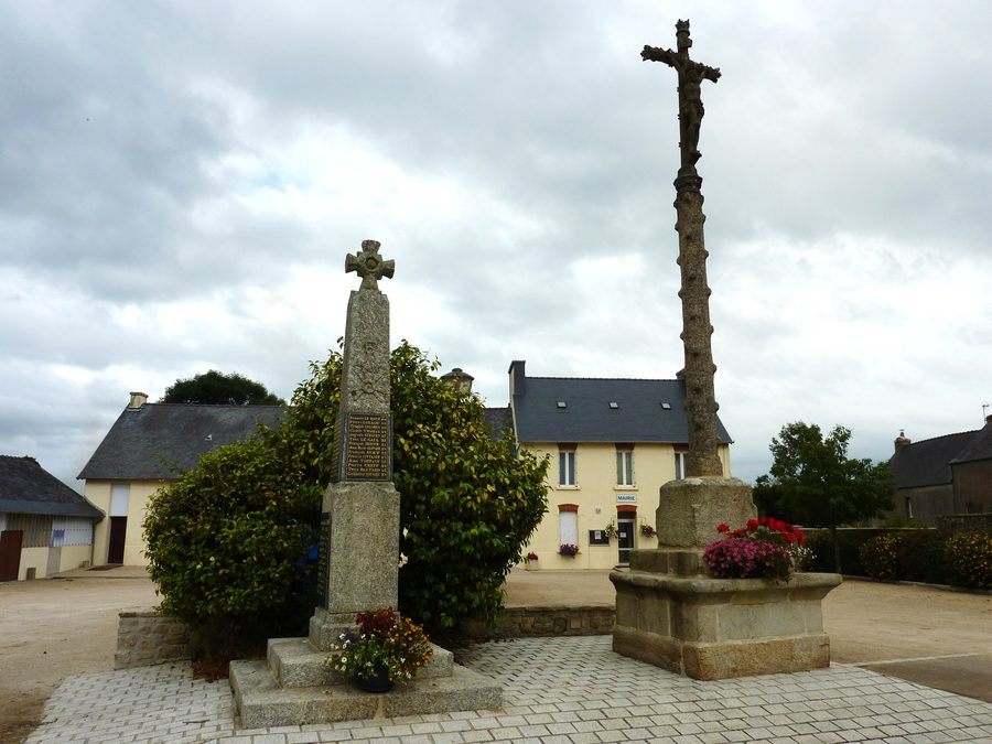 Calvaire, Kriegerdenkmal und Rathaus in Bolazec