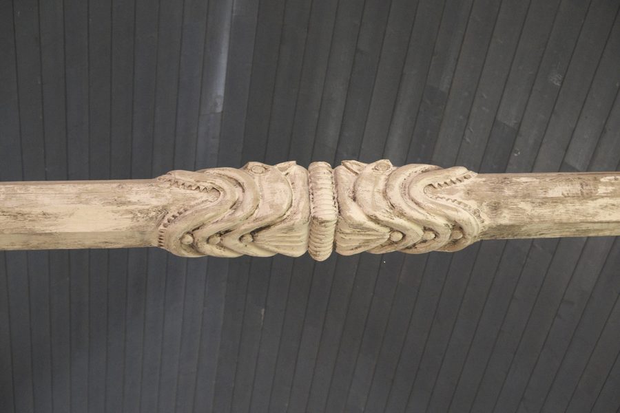 Holzdecke mit geschnitzten Balken in der Kapelle Saint-Méen in Ploemel im Département Morbihan