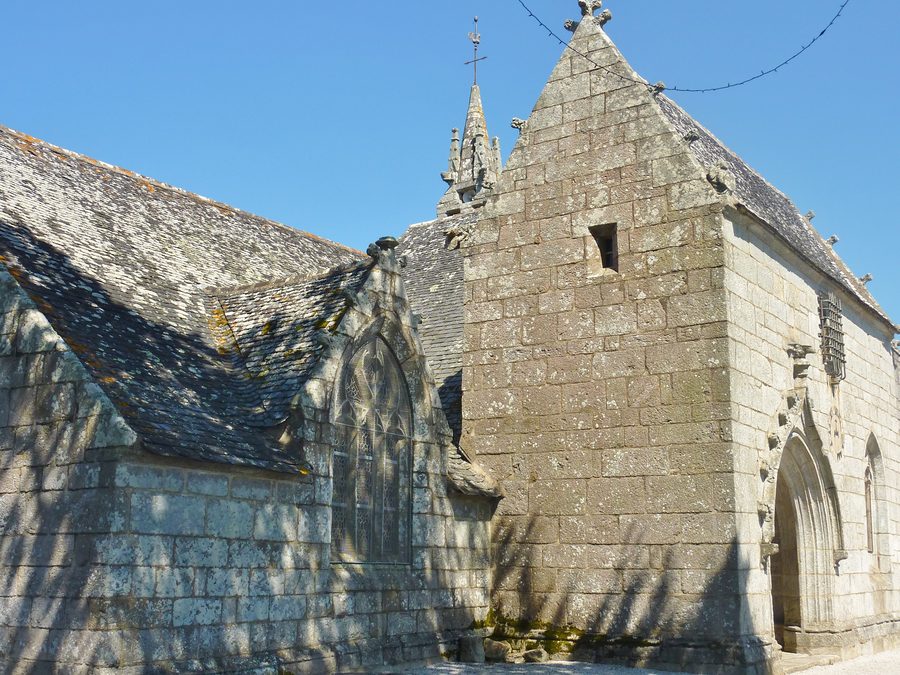 Teilansicht der Pfarrkirche Saint-Hilaire in Clohars-Fouesnant