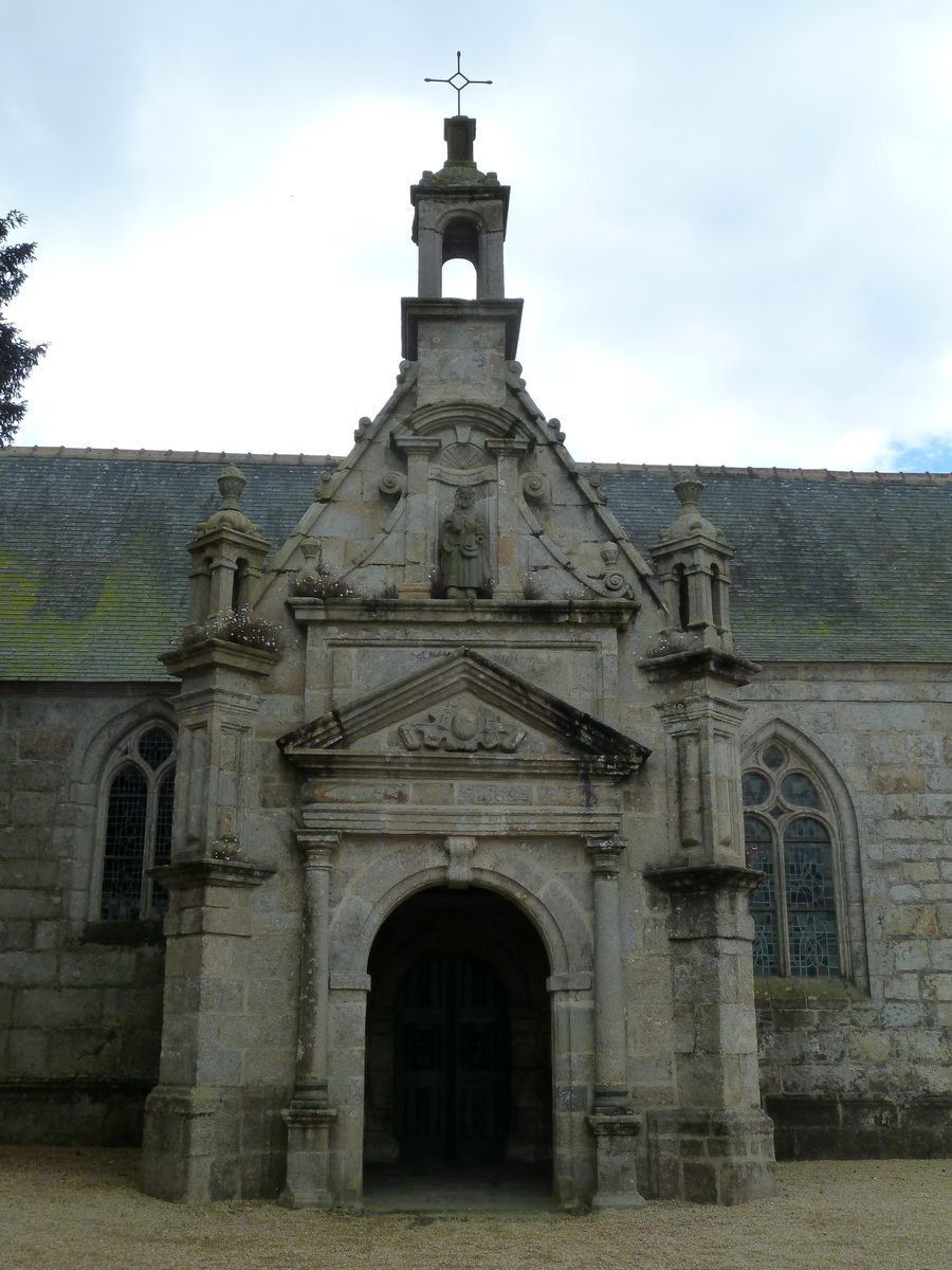 Außenansicht der Kirche Saint-Edern in Plouédern
