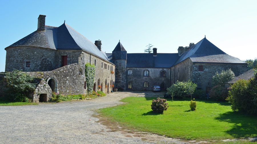 Vue d'ensemble de l'ancien doyenné de Péaule, bâtiment historique en pierre