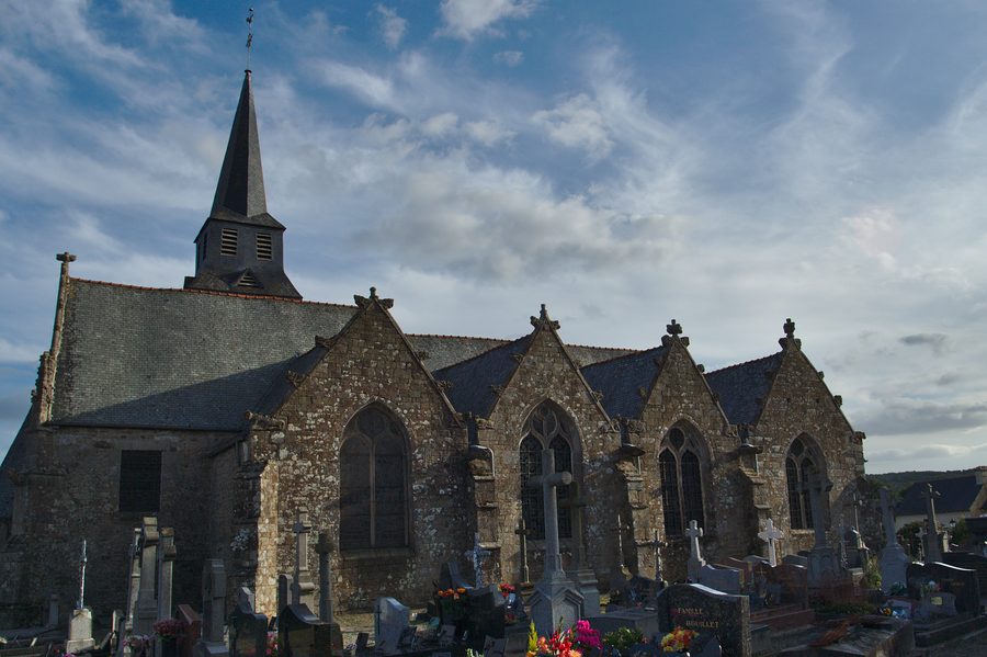 Außenansicht der Kirche Saint-Léon in La Baussaine