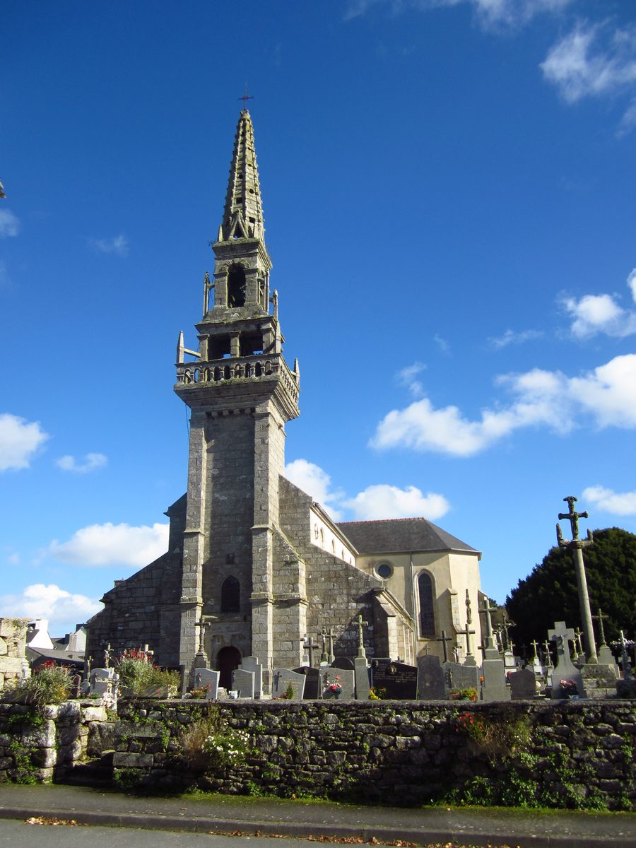 Außenansicht der Pfarrkirche Sainte-Anne in Kernilis im Finistère