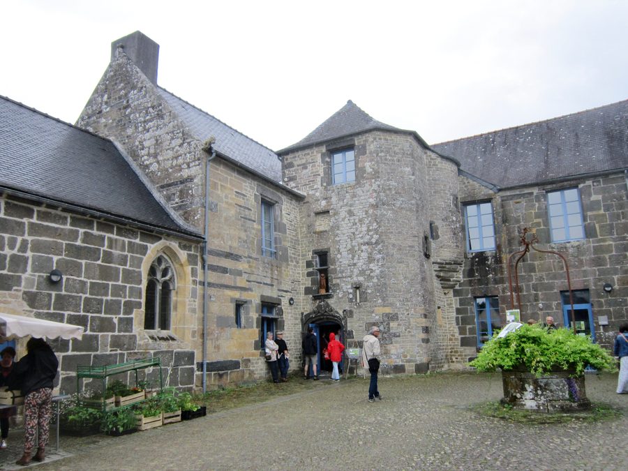 Tour d'angle du manoir de Kerliver à Hanvec
