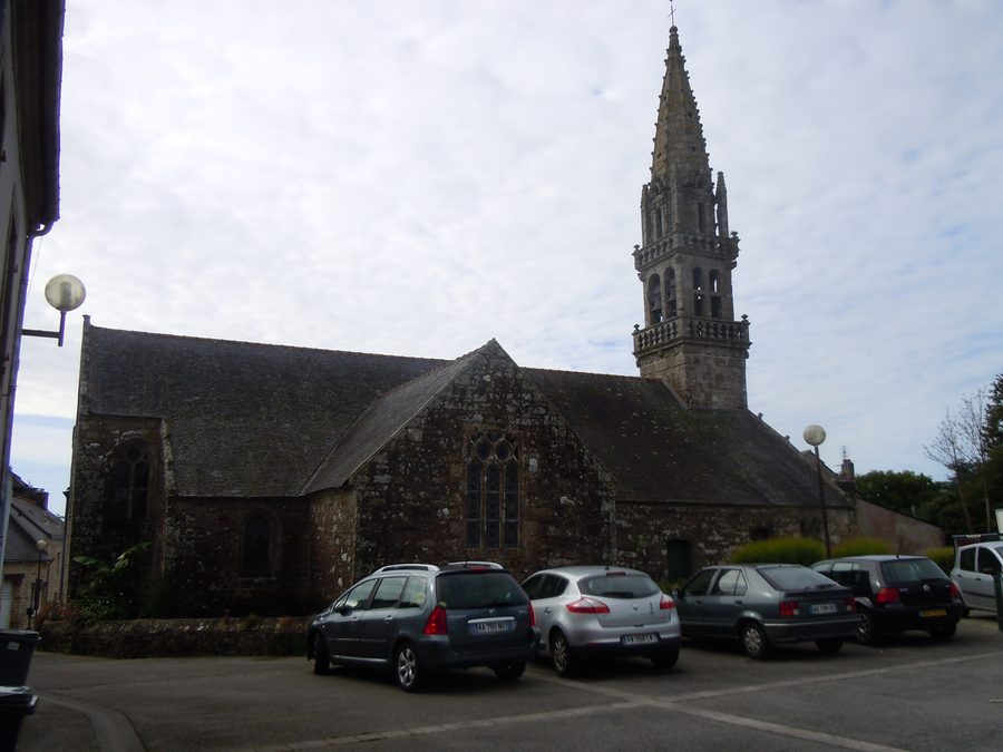 Nordfassade der Kirche Saint-Cornély in Tourch im französischen Département Finistère