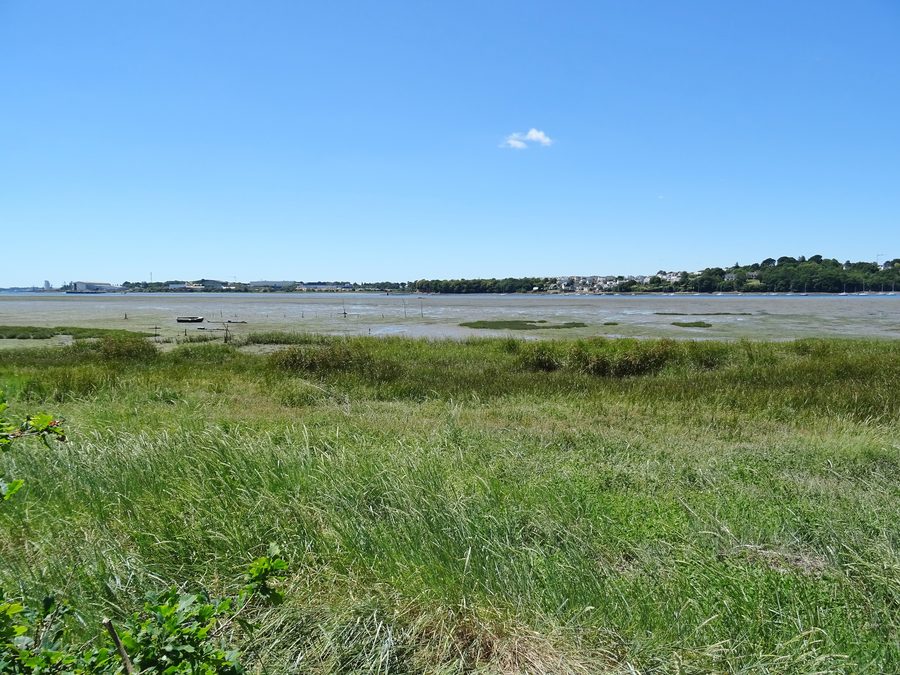 Linkes Ufer der Ria des Blavet bei Kervignac mit Lanester im Hintergrund
