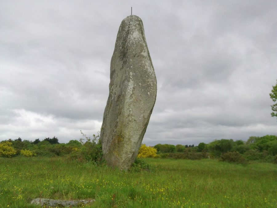Menhir de Minhir, ein vorgeschichtlicher Granitmenhir bei Pédernec in der Bretagne