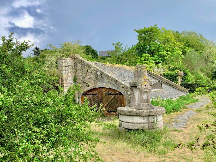Blick vom GR34-Wanderweg auf die Plage du Ruet in Saint-Jacut-de-la-Mer