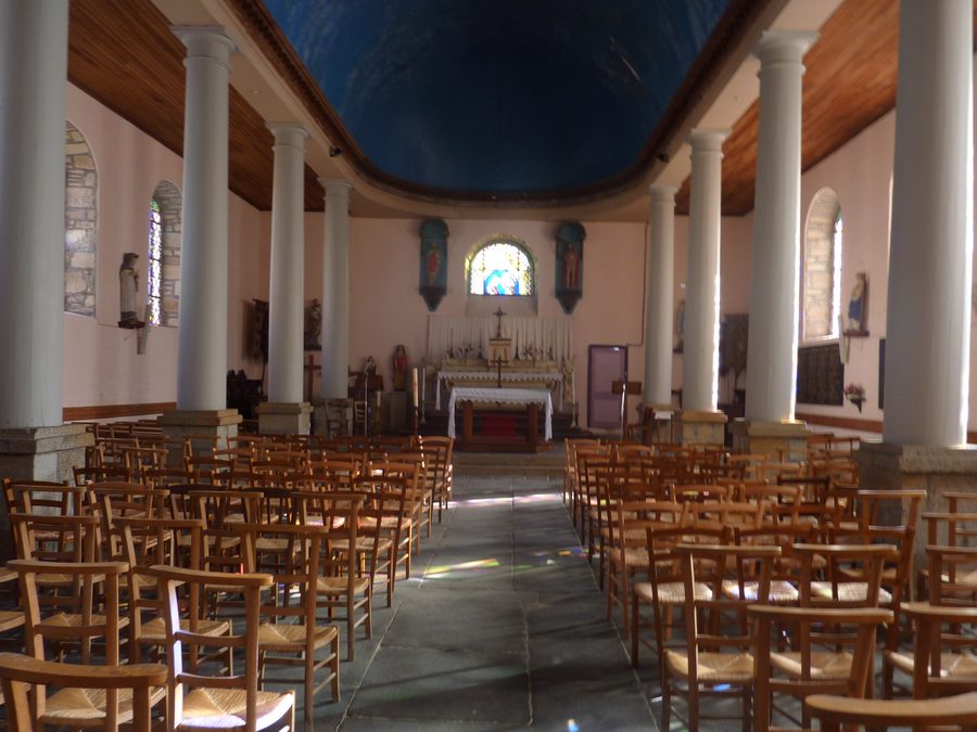 Innenansicht der Pfarrkirche von Lannéanou im Finistère