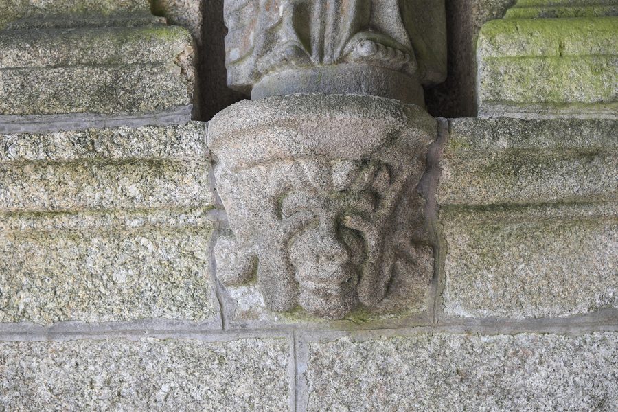 Konsolen unter den Apostelfiguren der Vorhalle der katholischen Pfarrkirche Saint-Pierre in Pleyber-Christ