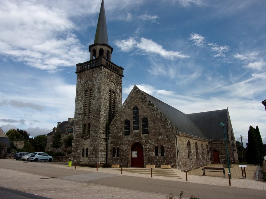 Westfassade und Südseite der Pfarrkirche von Saint-Tugdual im Morbihan
