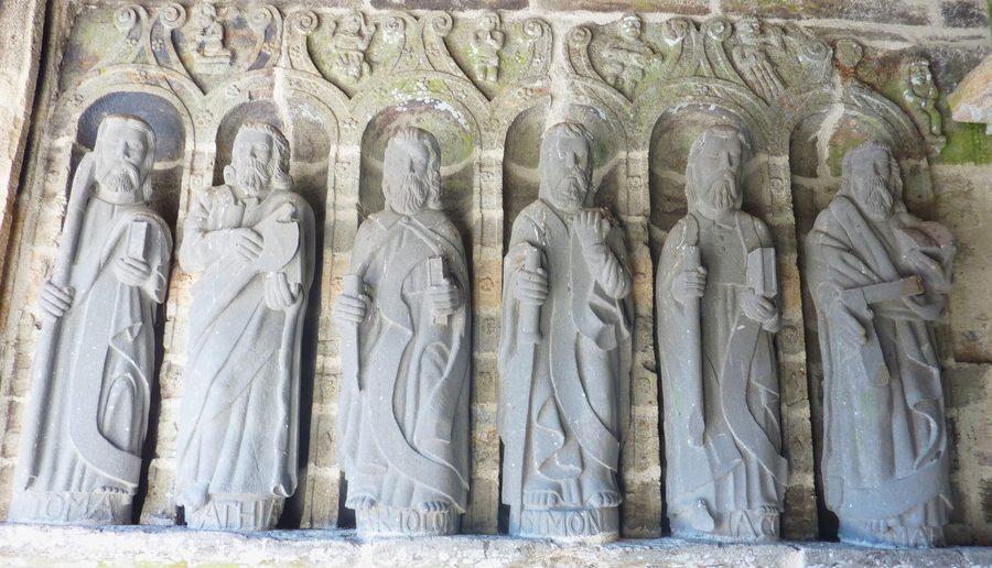 Porche de l’église paroissiale de Lopérec avec les statues des Six Apôtres