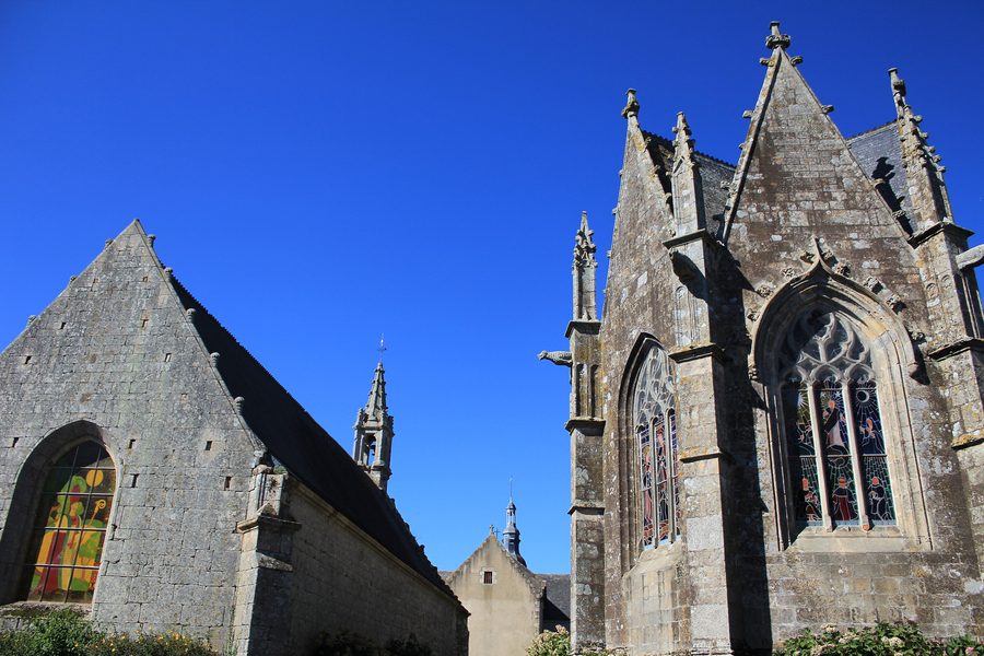Chapelle de la Trinité und Chapelle de Saint-Servais in Plumergat, mit der Église Saint-Thuriau im Hintergrund