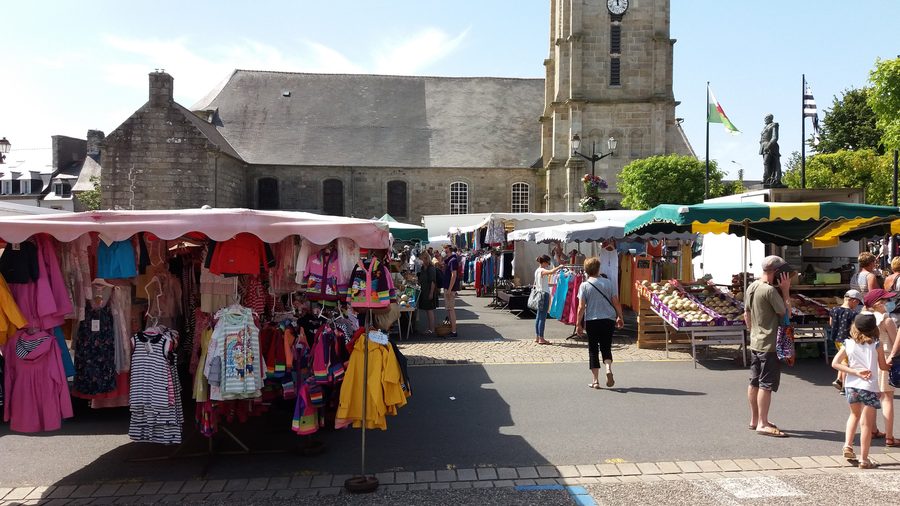 Marché sur la place Général Le Flô à Lesneven