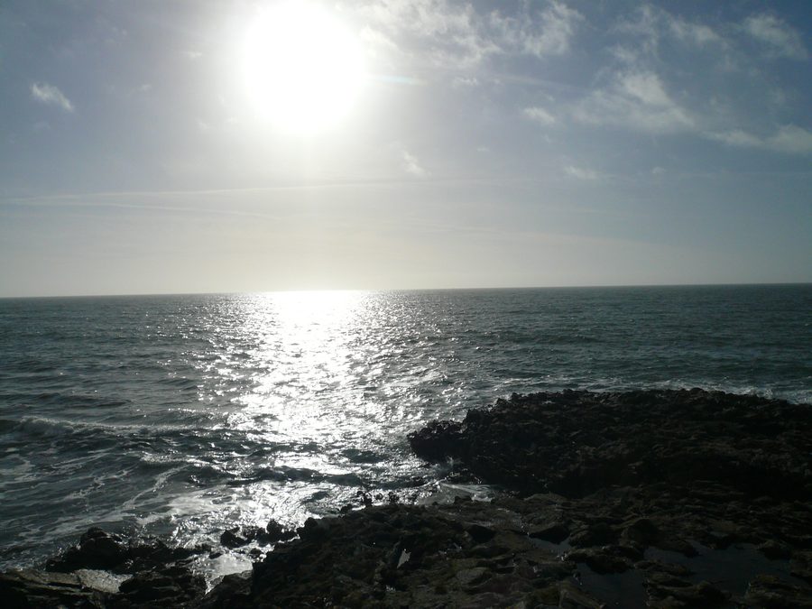 Küstenlandschaft an der Pointe de Combrit in der Bretagne bei sonnigem Wetter