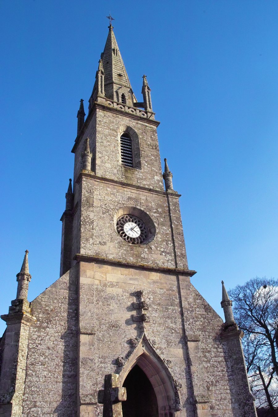 Außenansicht der Kirche Saint-Pierre-et-Saint-Jean-Baptiste in Guéhenno
