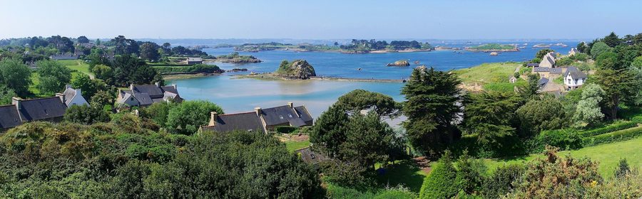 Blick von der Kapelle Saint-Michel über die Granitlandschaft und das Meer auf Île-de-Bréhat
