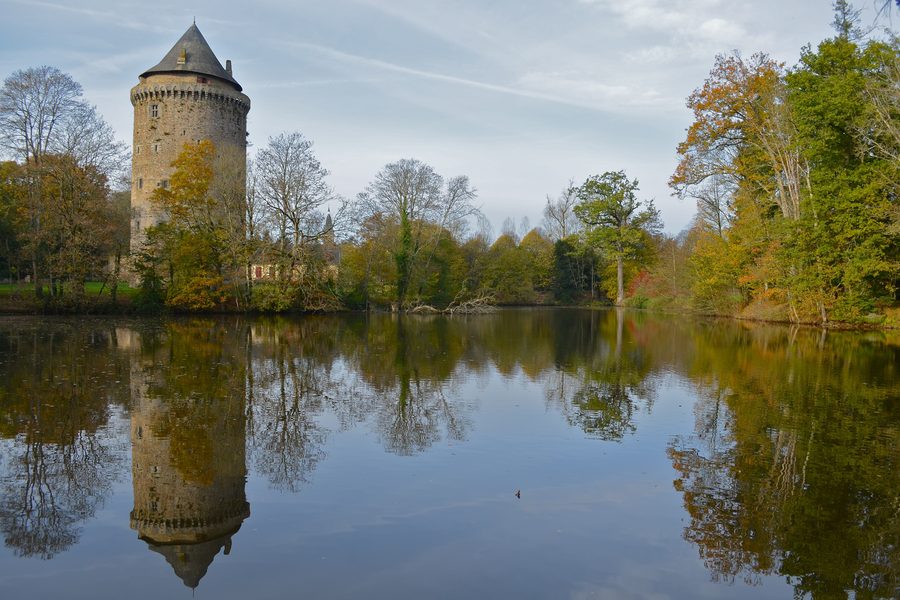 Tour Duguesclin, der erhaltene mittelalterliche Burgturm von Grand-Fougeray im Département Ille-et-Vilaine