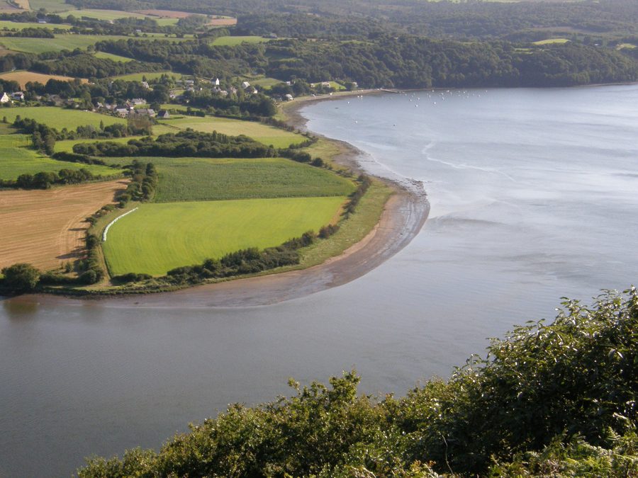 Le village de Trégarvan au creux d’un méandre de l’Aulne, vu depuis le belvédère de Rosnoën.